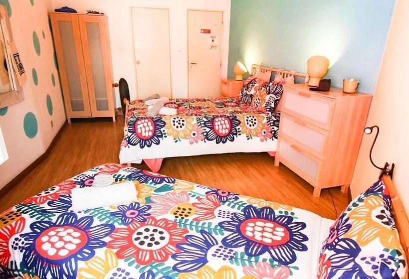 اتاق ساده سه نفره, Ericeira Surf Camp