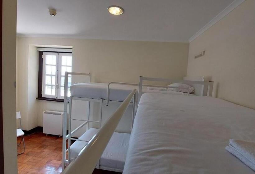 Pokój Standard Czteroosobowy Wspólna Łazienka, Hi Alfeizerão – Pousada De Juventude