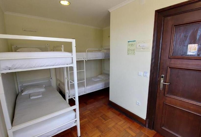 Pokój Standard Czteroosobowy Wspólna Łazienka, Hi Alfeizerão – Pousada De Juventude