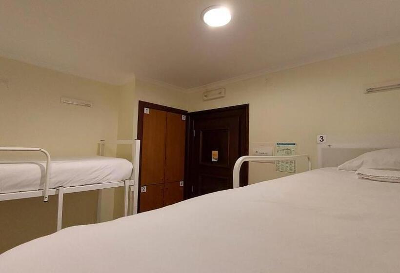 Pokój Standard Czteroosobowy Wspólna Łazienka, Hi Alfeizerão – Pousada De Juventude