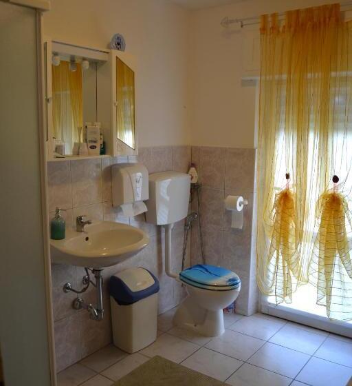 اتاق استاندارد سه تخته با سرویس بهداشتی مشترک, My Way