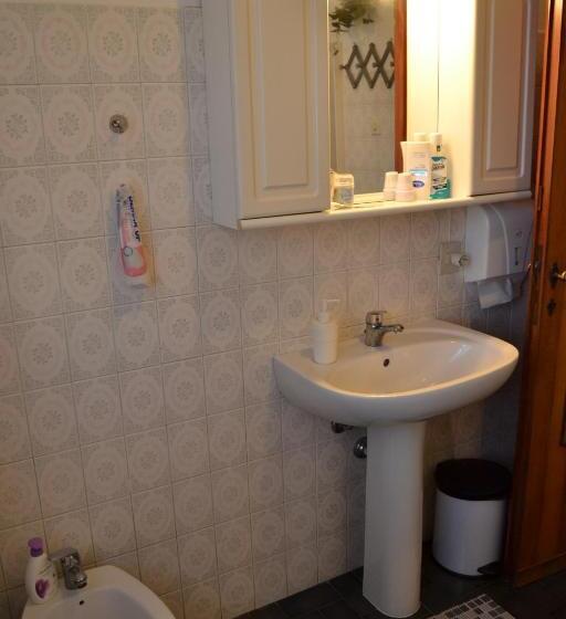 اتاق استاندارد یک تخته با سرویس بهداشتی مشترک, My Way