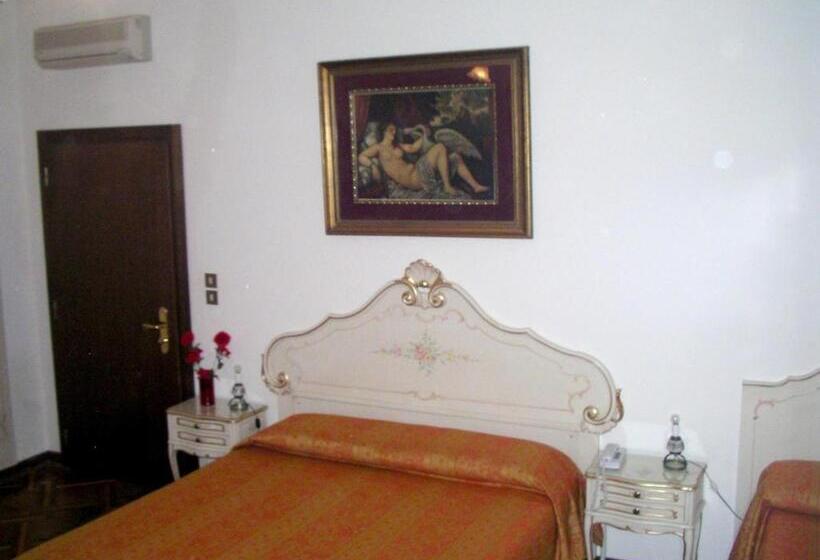 Quarto Triplo Standart, At Leonard