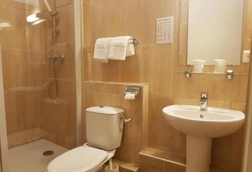 اتاق استاندارد سه نفره, Hôtel Saint Sébastien