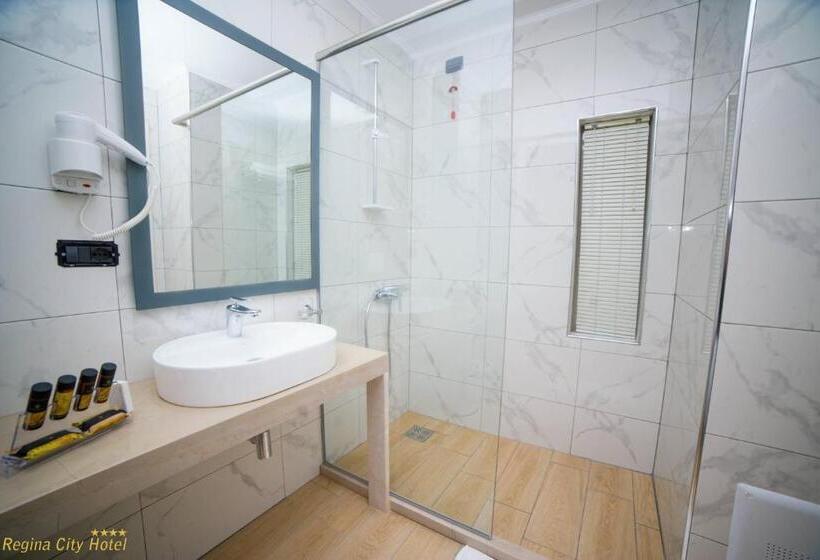 סוויטת ג'וניור עם מרפסת, Regina City Hotel & Spa