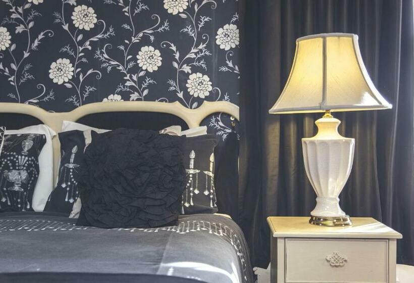 חדר סטנדרט, The Bell