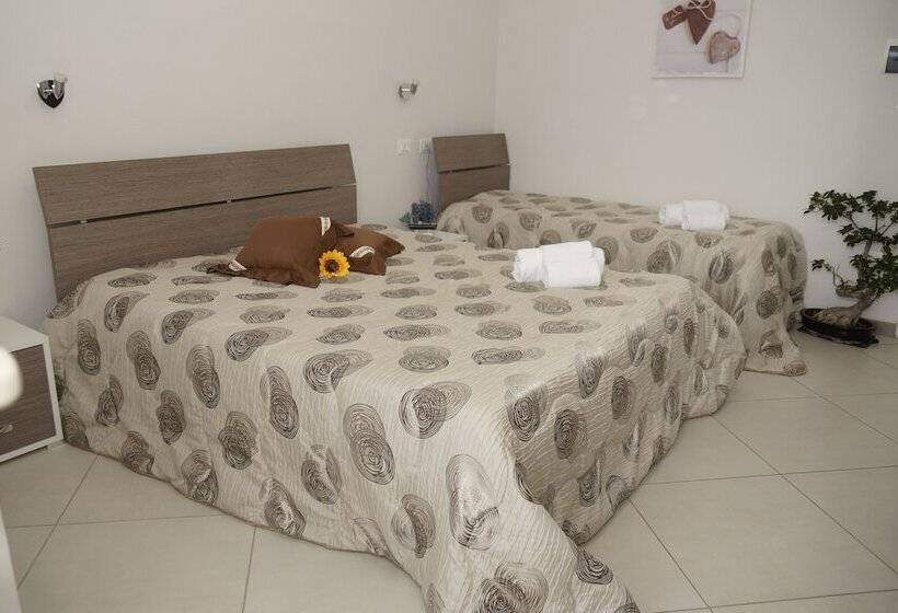 חדר קלאסי לשלושה, Valleverde