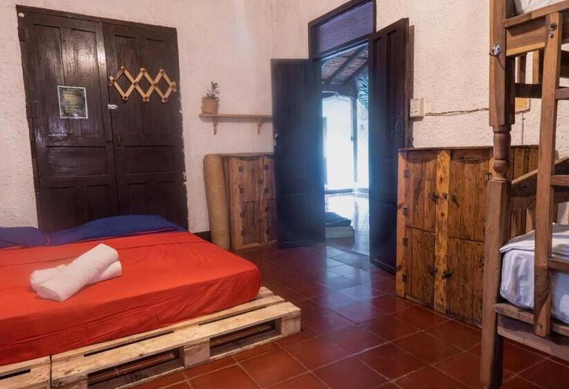 سرير فى غرفة مشتركه, Caracolito