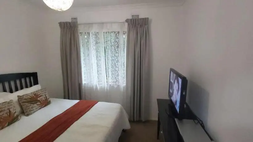 スタンダードスタジオ, Cybele Lodge Boutique Bed And Breakfast