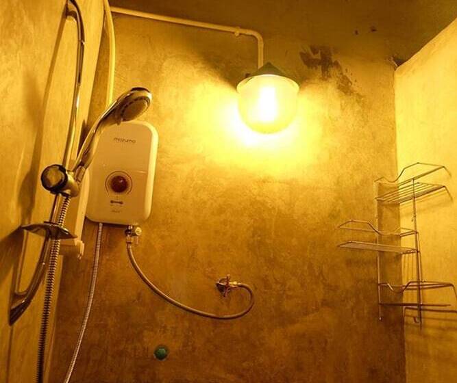 מיטה בחדר משותף, Fellow Hostel