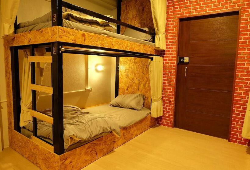 מיטה בחדר משותף, Fellow Hostel