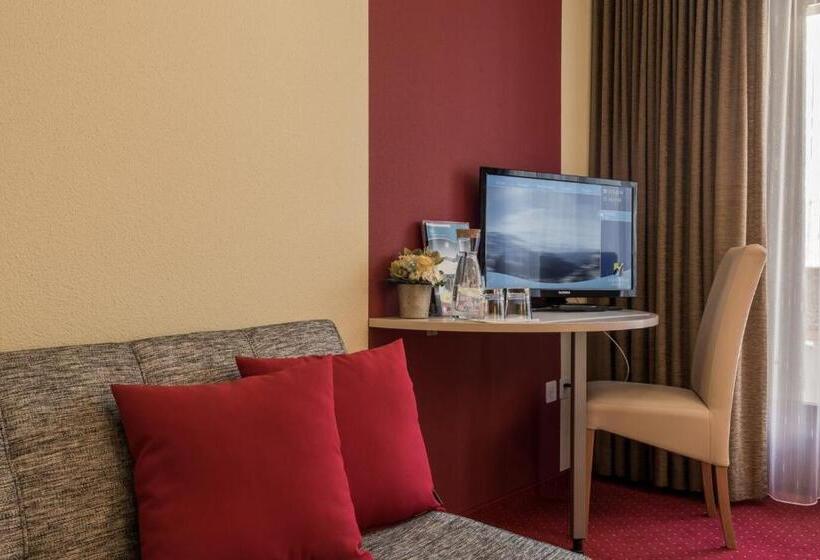 חדר סטנדרט לשלושה, Alex