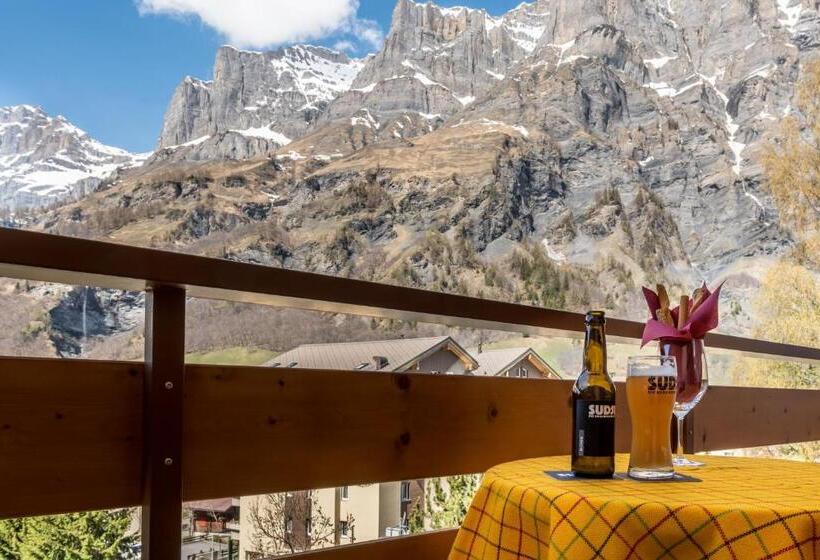 חדר סטנדרט לשלושה, Alex