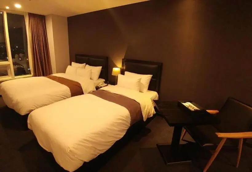 Deluxe Kolmen Hengen Huone, Gangneung Tourist