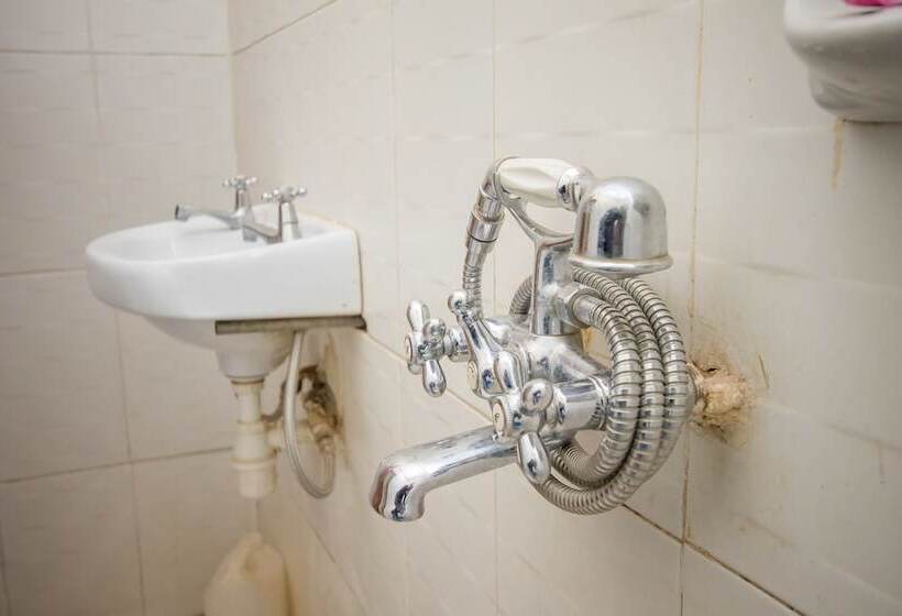 اتاق استاندارد سه نفره, Kings Hotel Kabale