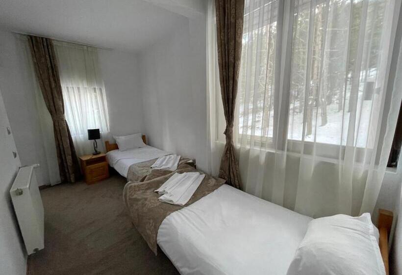 חדר לארבעה סטנדרטי עם מרפסת, Merdjan