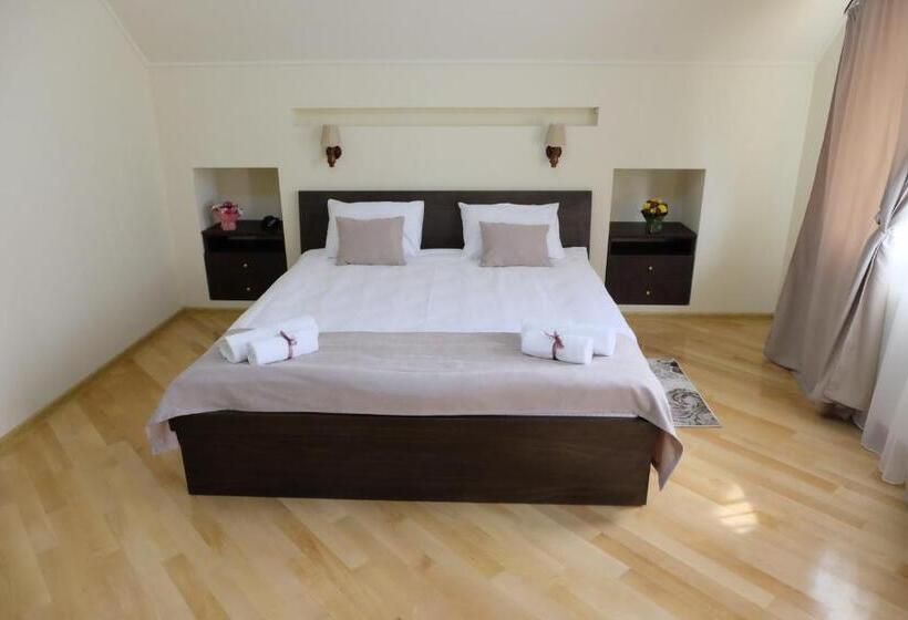 اتاق خانوادگی, S&l Boutique