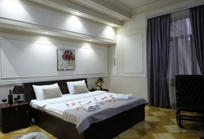 سوییت جونیور با چشمانداز شهر, S&l Boutique