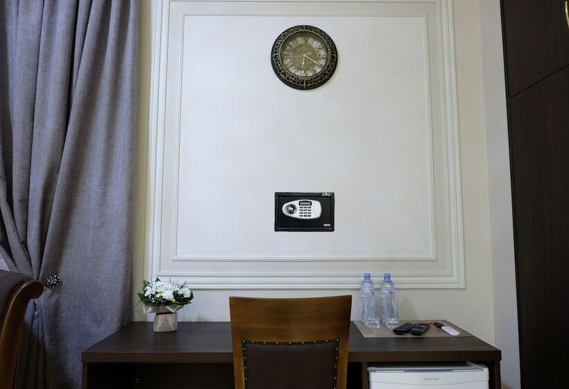 سوییت جونیور با چشمانداز شهر, S&l Boutique