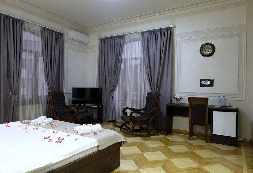 سوییت جونیور با چشمانداز شهر, S&l Boutique