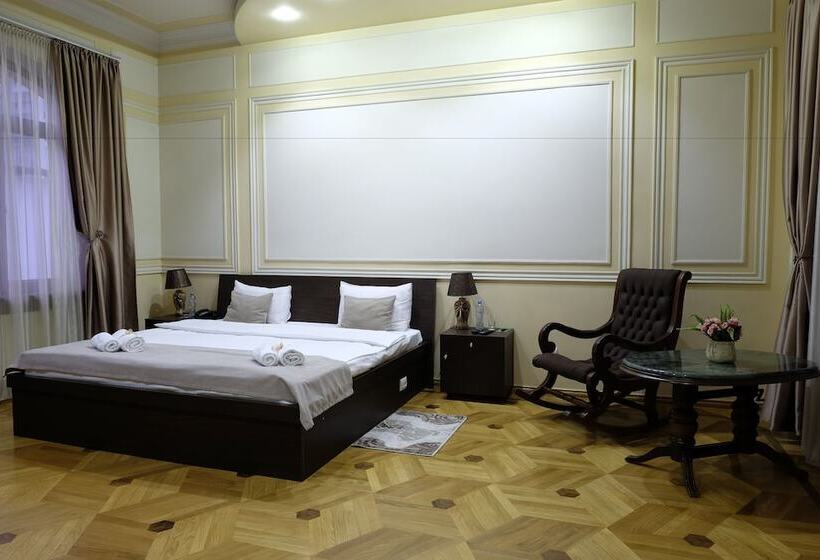 اتاق لوکس با چشم‌انداز باغ, S&l Boutique