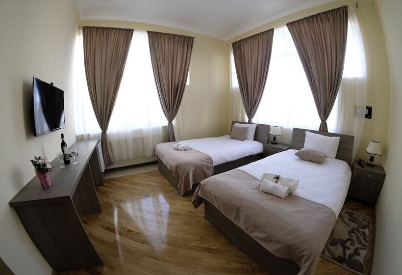 اتاق استاندارد سه نفره, S&l Boutique