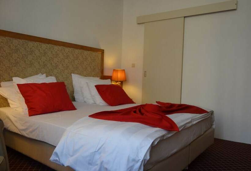 디럭스 룸, The Lord