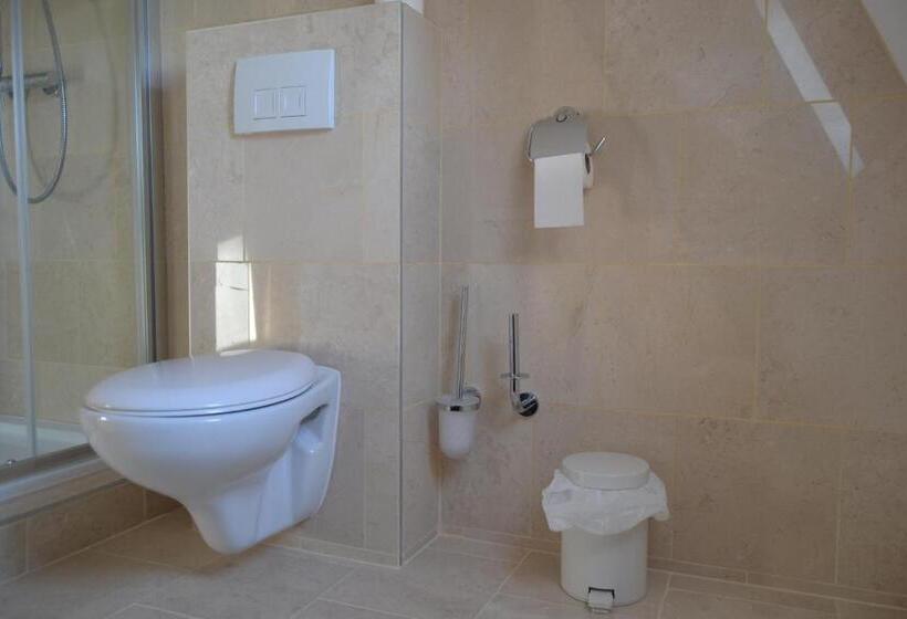 디럭스 룸, The Lord