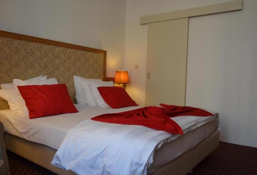 디럭스 룸, The Lord