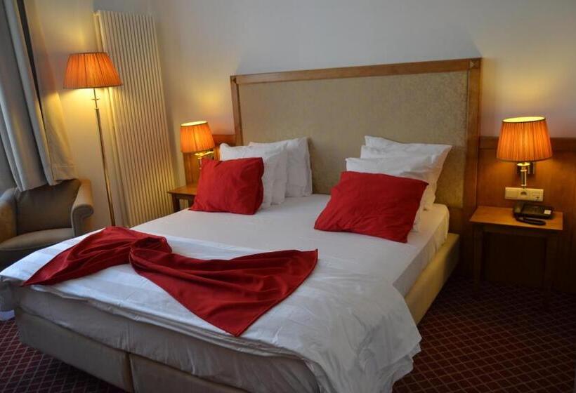 디럭스 룸, The Lord