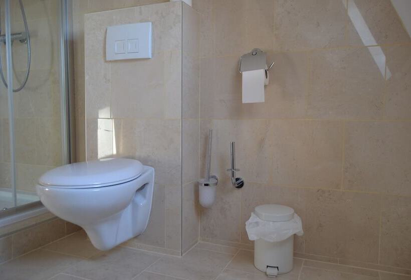 수피리어 룸, The Lord