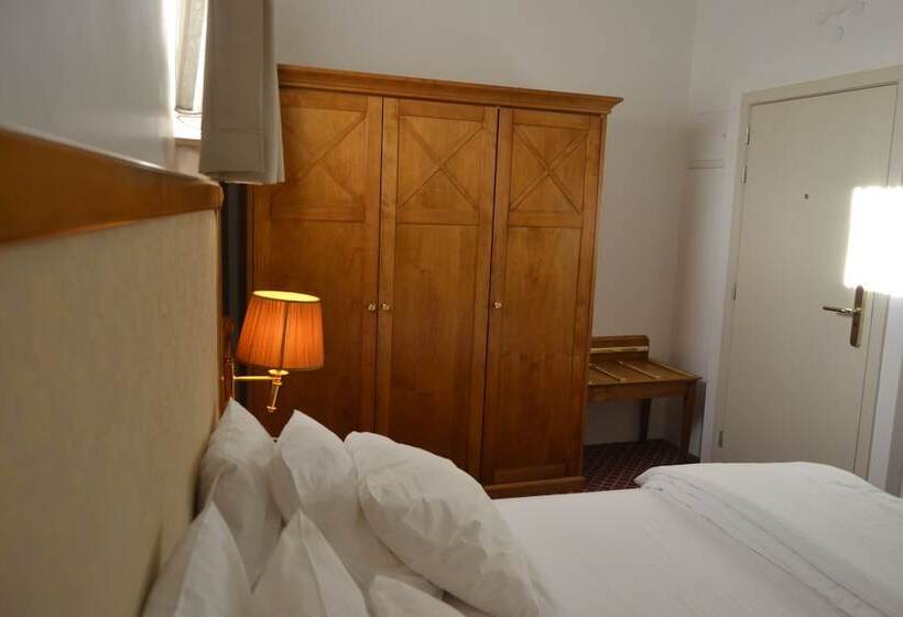 수피리어 룸, The Lord