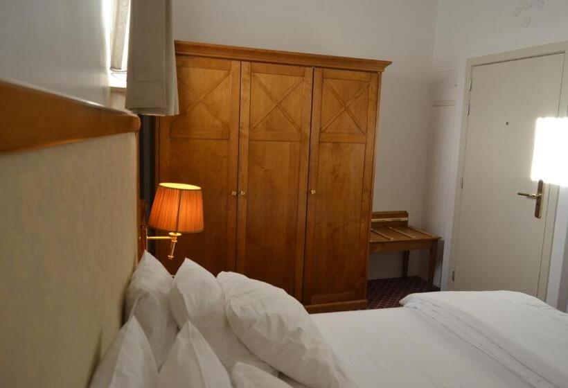 디럭스 룸, The Lord