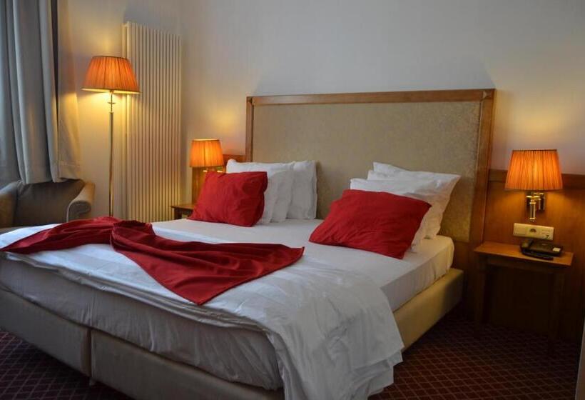 디럭스 룸, The Lord