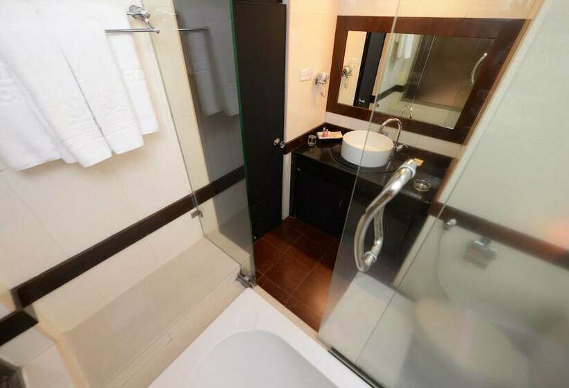 اتاق لوکس, Shwe Gone Daing