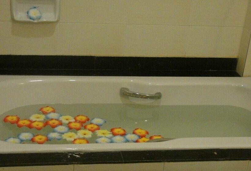 اتاق لوکس, Shwe Gone Daing