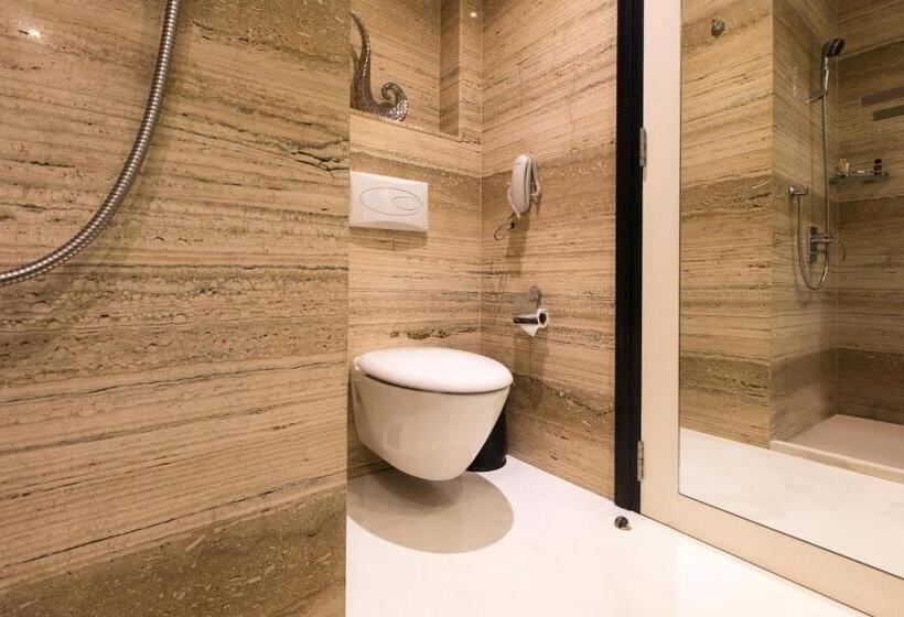 اتاق لوکس, The Empresa