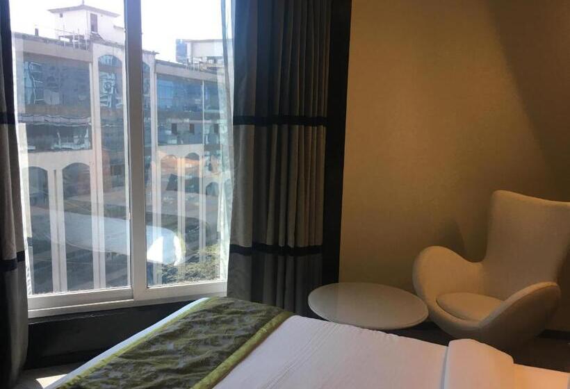 اتاق لوکس, The Empresa