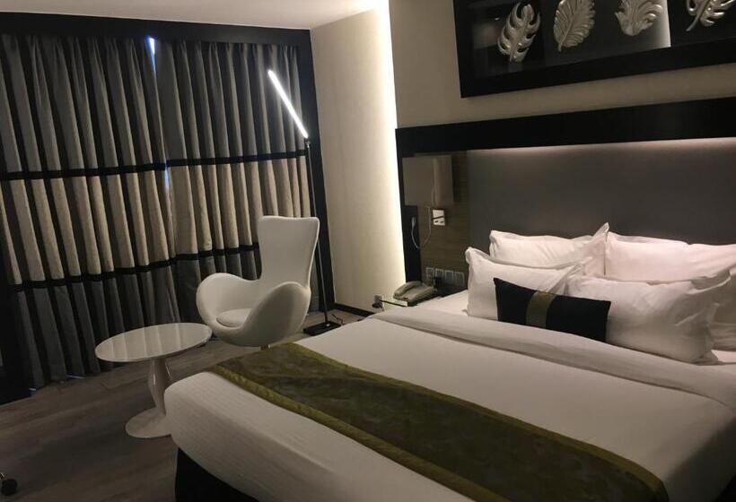 اتاق لوکس, The Empresa