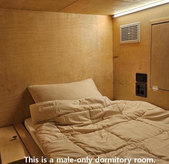 تختخواب در اتاق مشترک, Travel Light Hostel