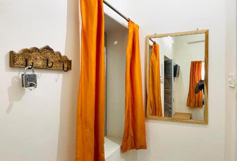 اتاق لوکس, Jaisalmer Hostel Crowd