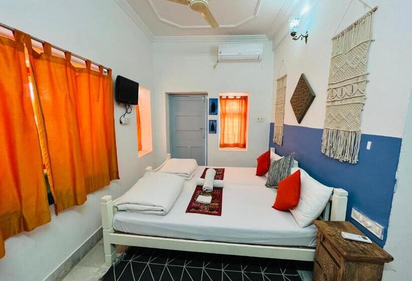 اتاق لوکس, Jaisalmer Hostel Crowd