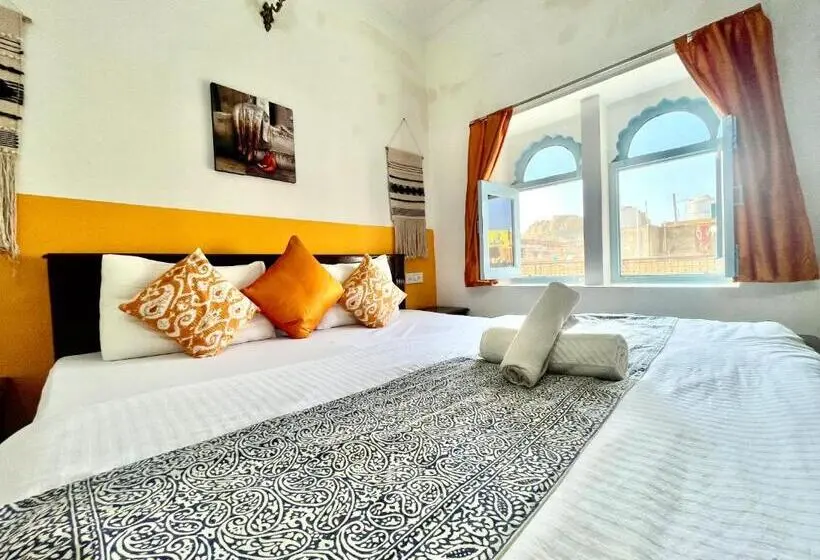 اتاق لوکس با چشم‌انداز, Jaisalmer Hostel Crowd