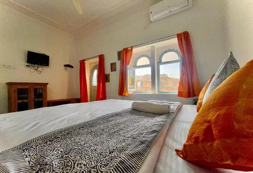 اتاق لوکس با چشم‌انداز, Jaisalmer Hostel Crowd
