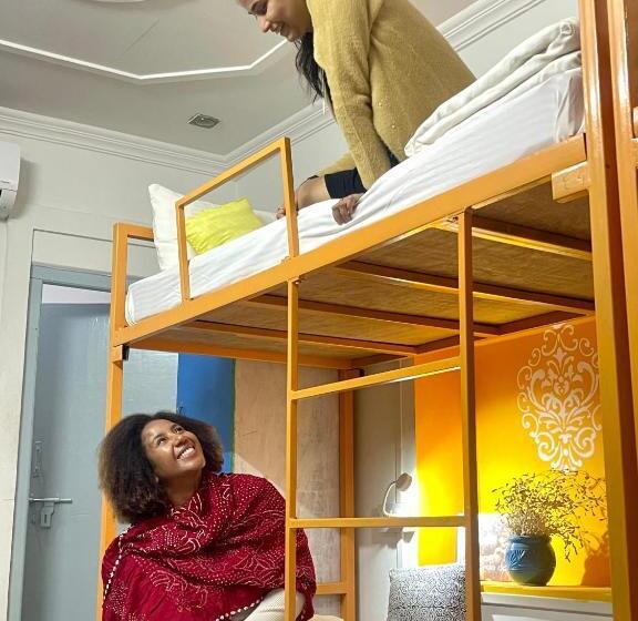 تختخواب در اتاق مشترک, Jaisalmer Hostel Crowd