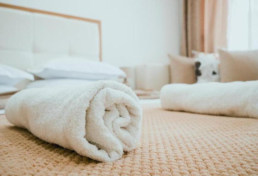 Economy Triple Room, Ajana