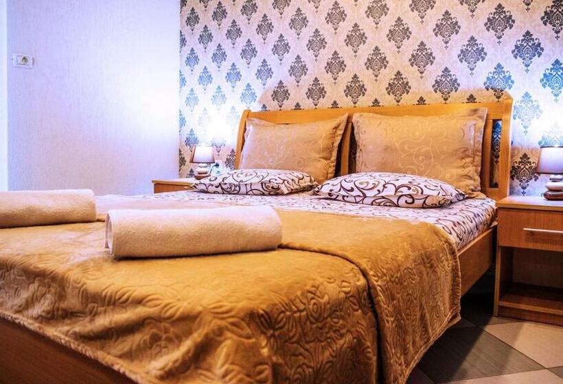 Economy Triple Room, Ajana