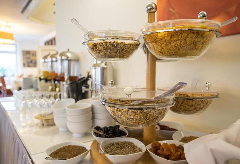 اتاق استاندارد سه تخته با بالکن, Ajana