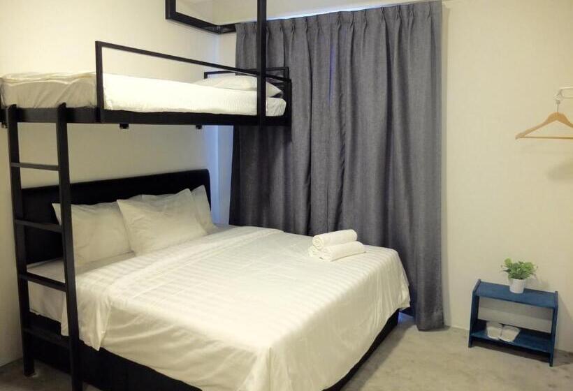 اتاق استاندارد سه تخته با چشم‌انداز, Suite 18 Boutique Hotel   Hostel