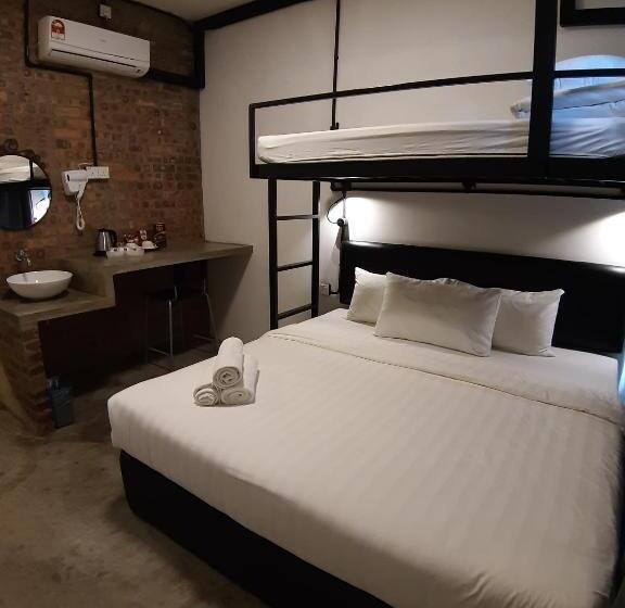 اتاق استاندارد سه تخته با چشم‌انداز, Suite 18 Boutique Hotel   Hostel